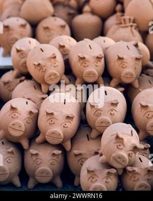 Tonschweinbänke in einer traditionellen Keramikfabrik Stockfoto