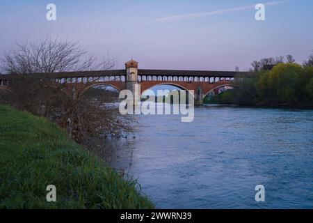 Schöne Aussicht auf Ponte Coperto (überdachte Brücke) ist eine Brücke über den Tessin Fluss in Pavia zur blauen Stunde, Lombardei, Pavia, Italien Stockfoto