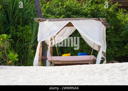 Luxuriöse Stranddächer bei Sonnenuntergang. Weiße Strandzelte im luxuriösen Resort. Sommer Strandkonzept, unbeschwert, Ruhe am Meer, wunderschöner Garten auf der Rückseite. Stockfoto