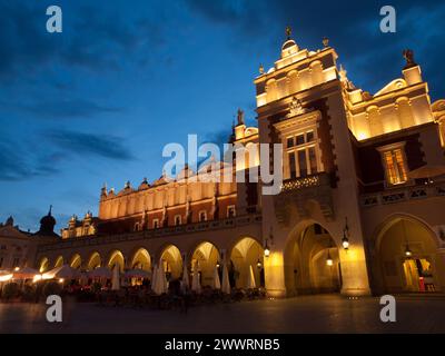 Sukiennice (Tuchhalle) auf dem Hauptplatz in Krakau bei Nacht Stockfoto