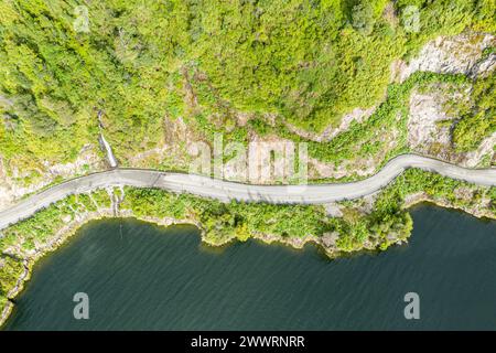 Die Straße Carretera Austral schlängelt sich entlang des Fjords südlich des Dorfes Puyuhuapi, Patagonien, Chile Stockfoto