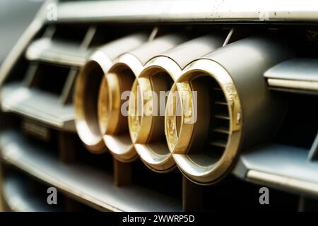 Bobruisk, Weißrussland - 24. September 2023: Logo des Autoherstellers - Audi auf einem Auto. Stockfoto