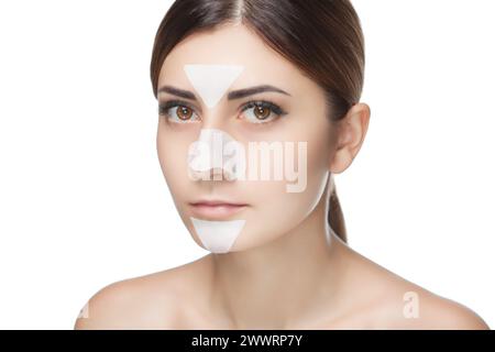 Porträt eines schönen Mädchens mit einer Akne-Maske an Nase und T-Zone. Stockfoto