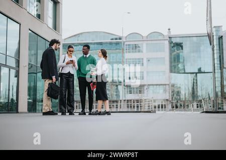 Das junge Startup-Team arbeitet an Projekten im urbanen Outdoor-Umfeld zusammen Stockfoto