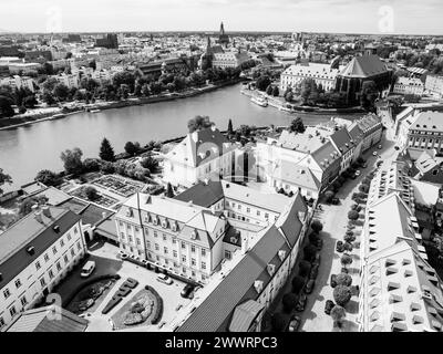 Aus der Vogelperspektive von Breslau vom Turm der Kathedrale St. Johannes der Täufer, Polen. Schwarzweißbild. Stockfoto