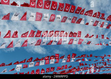 Gaziantep, Turkiye. März 2024. Gaziantep, Turkiye. 25. März 2024. Buntgeburten der Republikanischen Volkspartei in Gaziantep vor den bevorstehenden Kommunalwahlen in Turkiye. Quelle: ZUMA Press, Inc./Alamy Live News Stockfoto