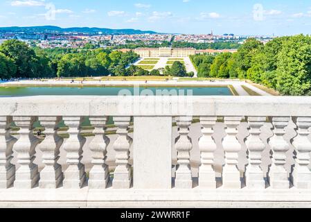 WIEN, ÖSTERREICH - 23. JULI 2019: Schloss Schönbrunn, Deutsch - Schloss Schönbrunn, und großer Parterre - Französischer Garten mit schönen Blumenbeeten. Blick von der Gloriette. Wien, Österreich. Stockfoto
