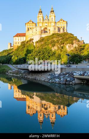 Stift Melk, deutsch: Stift Melk, reflektiert im Wasser der Donau, Wachau, Österreich. Stockfoto