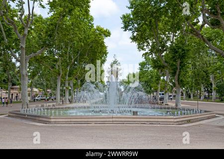 Montpellier, Frankreich - 09. Juni 2018: Brunnen am Eingang der Esplanade Charles-de-Gaulle Or (auch bekannt als Esplanade der Comédie). Stockfoto