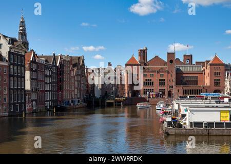 Amsterdam, Niederlande - 02. Juli 2019: Das Beurs van Berlage ist ein ehemaliges Börsengebäude mit einem quadratischen Turm, der für Veranstaltungen, Konzerte und Ausstellungen genutzt wird Stockfoto