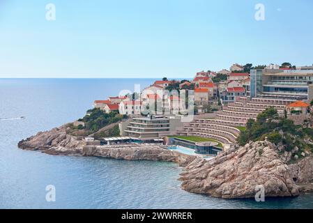 Dubrovnik, Kroatien - 18. April 2019: Das Rixos Libertas Dubrovnik ist ein 5-Sterne-Hotel auf einer Klippe mit Blick auf die Adria. Stockfoto