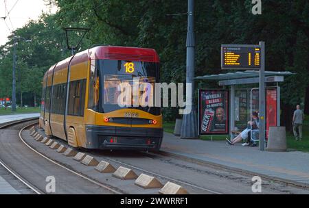 Warschau, Polen - 08. Juni 2019: Straßenbahnlinie der Linie 18 wartet an einem Bahnhof. Stockfoto