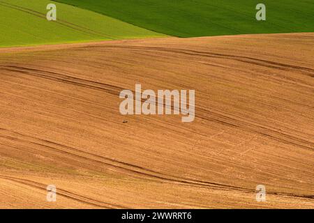 Hintergrund der braunen Erde. Blick auf das frisch gepflügte Feld, das im Frühjahr zum Aussäen und Pflanzen bereit ist. Stockfoto