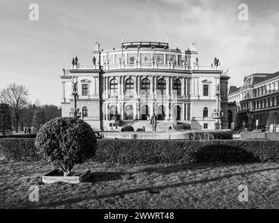 Rudolfinum - Neorenaissance-Gebäude und Sitz der Tschechischen Philharmonie, Prag, Tschechische Republik. Schwarzweiß-Bild. Stockfoto