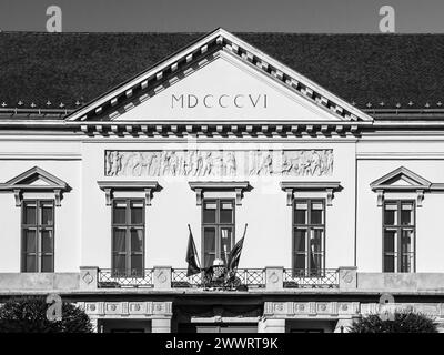 Sandor Palace, auch bekannt als Alexander Palace, in der Nähe von Buda Castle in Budapest, Ungarn, Europa. Detailansicht des Tympanons mit römischer Ziffer Jahr 1806. Schwarzweißbild. Stockfoto