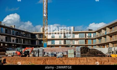 Ein Wohnhaus im Bau in Quarteira, Portugal. Stockfoto