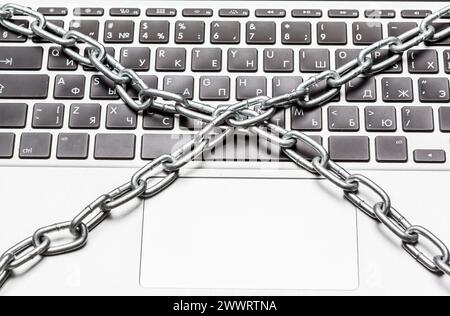Geschlossene Laptop-Computer mit Kette umwickelt und Metallschlaufe Stockfoto