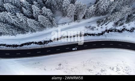 Luftaufnahme einer Straße durch eine Winterlandschaft Stockfoto
