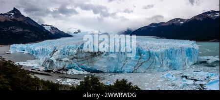 Panoramabild des Perito Moreno Gletschers, Los Glaciares Nationalpark, Provinz Santa Cruz, Patagonien, Argentinien. Stockfoto