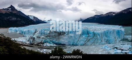 Panoramabild des Perito Moreno Gletschers, Los Glaciares Nationalpark, Provinz Santa Cruz, Patagonien, Argentinien. Stockfoto