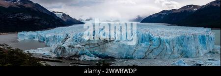 Panoramabild des Perito Moreno Gletschers, Los Glaciares Nationalpark, Provinz Santa Cruz, Patagonien, Argentinien. Stockfoto