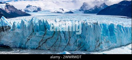 Panoramabild des Perito Moreno Gletschers, Los Glaciares Nationalpark, Provinz Santa Cruz, Patagonien, Argentinien. Stockfoto