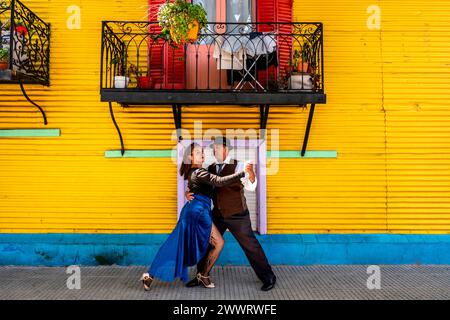 Zwei Senior Tangotänzer, La Boca District, Buenos Aires, Argentinien. Stockfoto