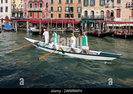 Venedig, Italien - 6. September 2022: Training der lokalen Rudermannschaft auf dem Canal Grande in Venedig, Italien Stockfoto