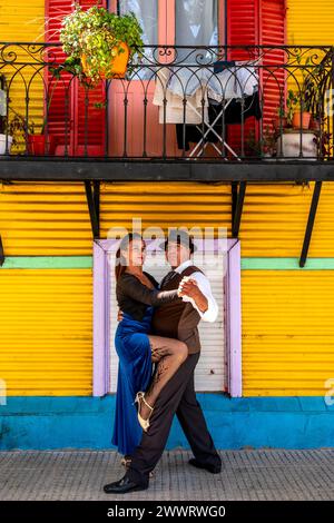 Zwei Senior Tangotänzer, La Boca District, Buenos Aires, Argentinien. Stockfoto