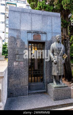 Mausoleum/Tonne des berühmten argentinischen Boxers Luis Angel Firpo auf dem Recoleta Friedhof in Buenos Aires, Argentinien. Stockfoto