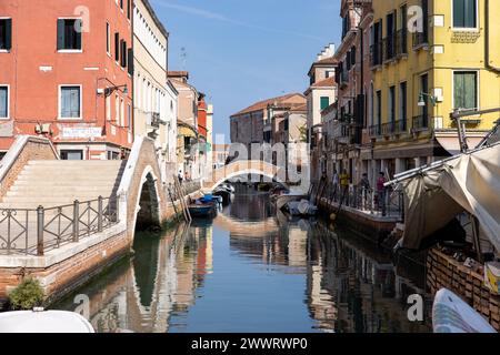 Venedig, Italien - 5. September 2022: Romantische Brücke über einen Kanal im Stadtteil Castelo von Venedig Stockfoto