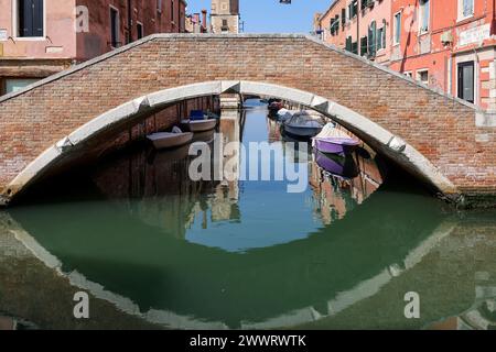 Venedig, Italien - 5. September 2022: Romantische Brücke über einen Kanal im Stadtteil Castelo von Venedig Stockfoto