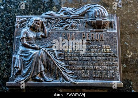 Eine Gedenktafel auf dem Grab von Eva Peron (auch bekannt als Evita), dem Recoleta Friedhof in Buenos Aires, Argentinien. Stockfoto