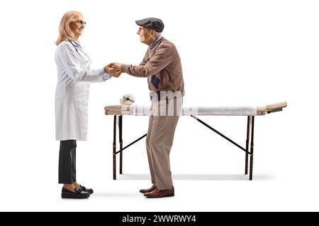 Eine Ärztin hält einen älteren Mann mit Händen auf weißem Hintergrund Stockfoto