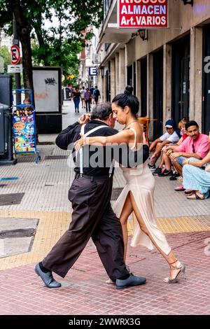 Zwei Senior Tangotänzer Tanzen In Der Straße, San Telmo District, Buenos Aires, Argentinien. Stockfoto