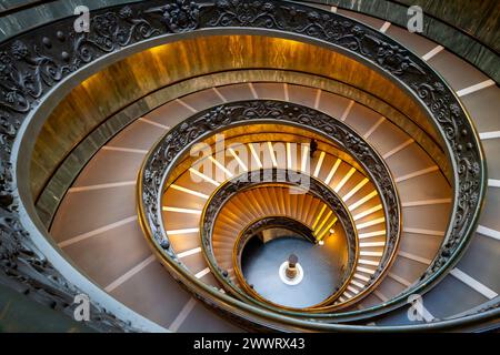 Die berühmte Scala Elicoidale Momo-Treppe der Vatikanischen Museen, Vatikanstadt. Stockfoto