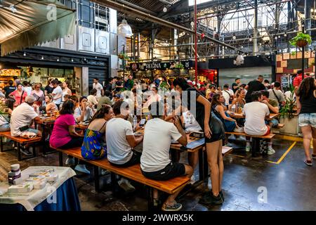 Leute, die in Einem Café auf dem San Telmo Indoor Market (Mercado de San Telmo) in Buenos Aires, Argentinien sitzen. Stockfoto