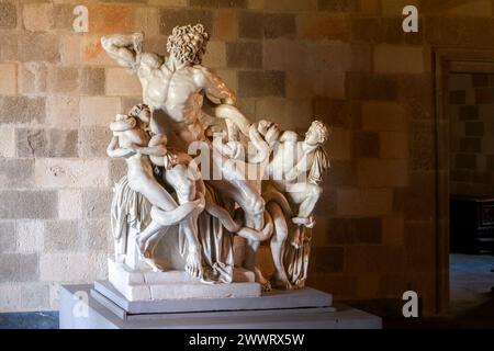 Laocoon und seine Söhne, eine fabelhafte Statue, Nachbildung des Originals in Rom, die den Tod des Priesters Laocoon durch riesige Seeschlangen veranschaulicht. Stockfoto
