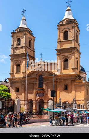 Die Basilica de Nuestra Senora del Rosaria und Verkaufsstände am San Telmo Sunday Market in Buenos Aires, Argentinien. Stockfoto