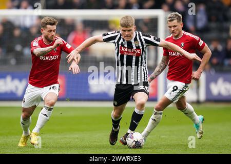 Scott Robertson von Notts County fordert Conor McAleny von Salford City (links) und Callum Hendry von Salford City während des Spiels in der Sky Bet League 2 in der Meadow Lane, Nottingham. Bilddatum: Samstag, 23. März 2024. Stockfoto