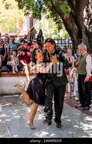 Eine Tangotanzshow in Plaza Dorrego, San Telmo District, Buenos Aires, Argentinien. Stockfoto