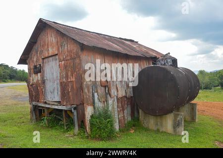 Alte, schiefe Schuppen auf einem Feld in Georgia Stockfoto