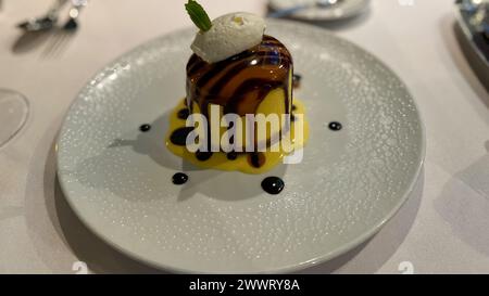 Port Canaveral, FL USA - 15. Januar 2022: Schokoladenkäsekuchen-Dessert in einem Restaurant auf einem Schiff. Stockfoto