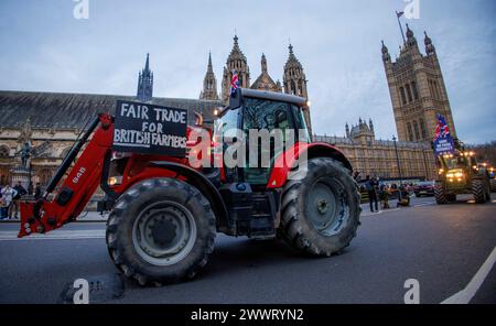 London, Großbritannien. März 2024. Mehr als 100 Traktoren sind an den Kammern des Parlaments vorbeigerollt, während die Landwirte gegen die mangelnde Unterstützung der britischen Lebensmittelproduktion protestieren. Die Organisatoren Save British Farming and Fairness for Farmers of Kent sagten, dass billige Lebensmittelimporte und nicht unterstützende Maßnahmen die Ernährungssicherheit des Vereinigten Königreichs gefährden würden. Quelle: Mark Thomas/Alamy Live News Stockfoto