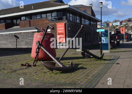 Anker und eine Boje im Hafen von Bristol. Februar 2024. Stockfoto