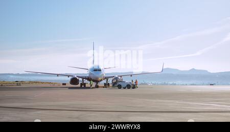 Passagierflugzeug-Jet-Pushback, der große Flugzeuge mit einem schlepplosen Traktor durch Flughafenpersonal am Flughafen Palma de Mallorca, Spanien, transportiert. Stockfoto