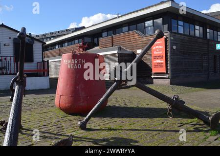 Anker und eine Boje im Hafen von Bristol. Februar 2024. Stockfoto