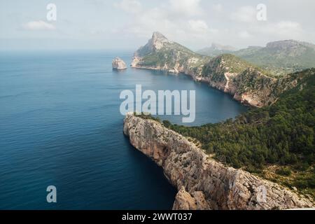 Wunderschöne felsige Küste Mallorcas, bedeckt mit grünem Wald. Balearen als Teil des Mittelmeers Wasch es Colomer cape aus der Vogelperspektive. Mallorca ist Stockfoto