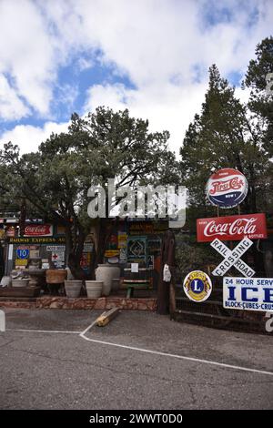 Sedona, AZ USA 2.3.2024. Son Silver West Galleries. Wunderschöne Vintage-Schilder, Kodak, Bob’s Big Boy-Schild, Windspinner, mexikanische Rasenschmuck, Chili Stockfoto