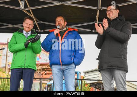 Döbeln - Karls Erlebnis-Dorf öffnet in Sachsen: Hunderte Besucher stürmen neuer Freizeitpark 23.03.2024 gegen 9 Uhr Döbeln, Erdbeerstraße Karls Erlebnis-Dorf am Samstagvormittag hat das erste Karls Erlebnis-Dorf in Sachsen offiziell eröffnet. In Beisein des sächsischen Ministerpräsidenten Michael Kretzschmer, Döbelner Oberbürgermeisters Sven Liebhauser und des mittelsächsischen Landrats Dirk Neubauer hat Karls-Geschäftsführer Robert Dahl das Band zur Eröffnung durchgeschnitten. Hunderte Besucher stürmten am ersten Öffnungstag den neuen Freizeitpark in Sachsen. Zentraler Teil des Erlebnis-Dorfs Stockfoto